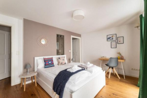 HM • Neat 1BR Duplex by Metro/Center